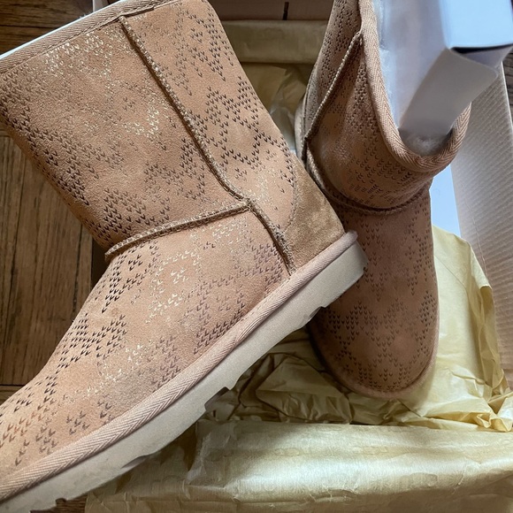 UGG AUSTRALIA METALLIC BOOTS - Picture 2 of 5